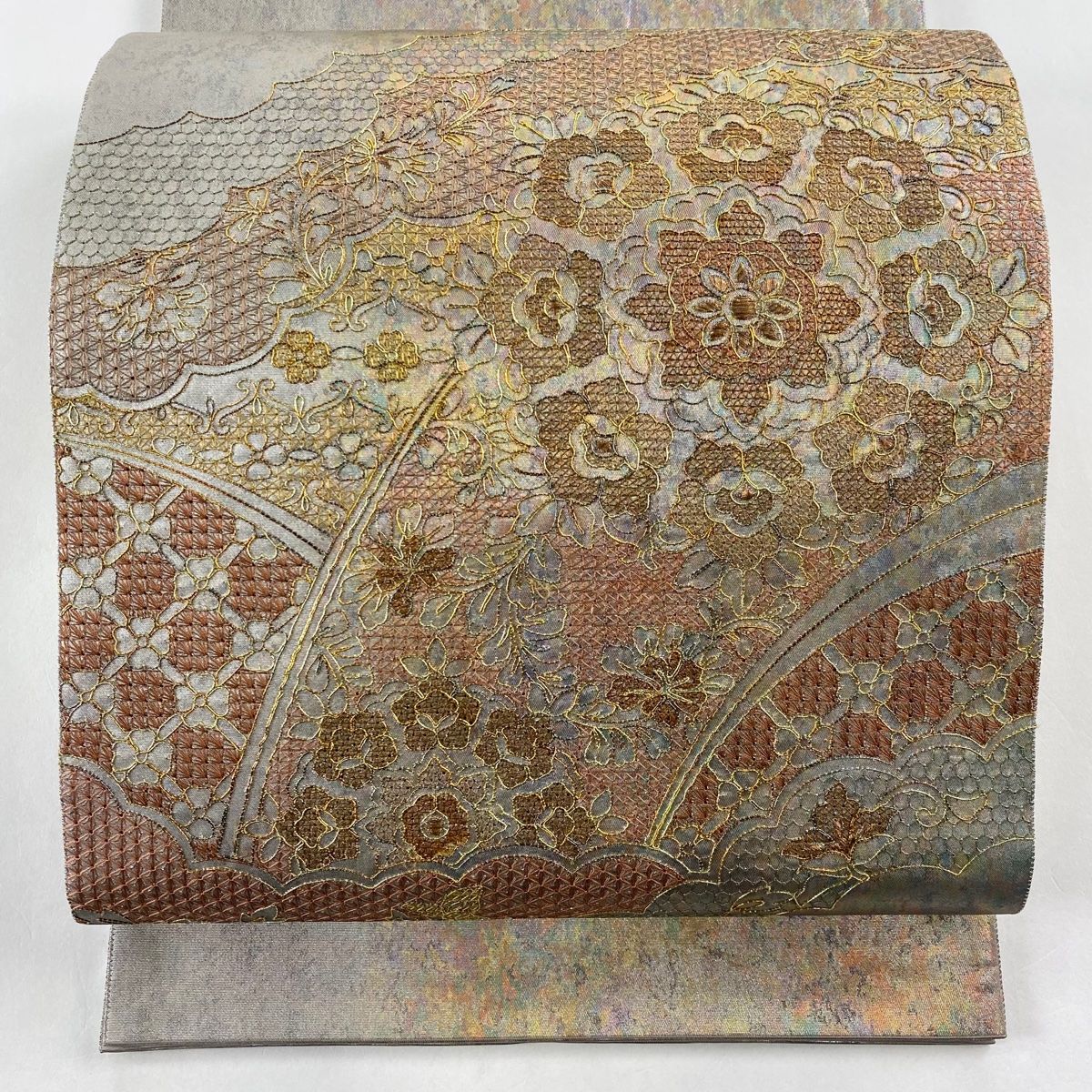 袋帯 名品 証紙 草花 亀甲 箔 汕頭刺繍 灰紫 お太鼓柄 正絹