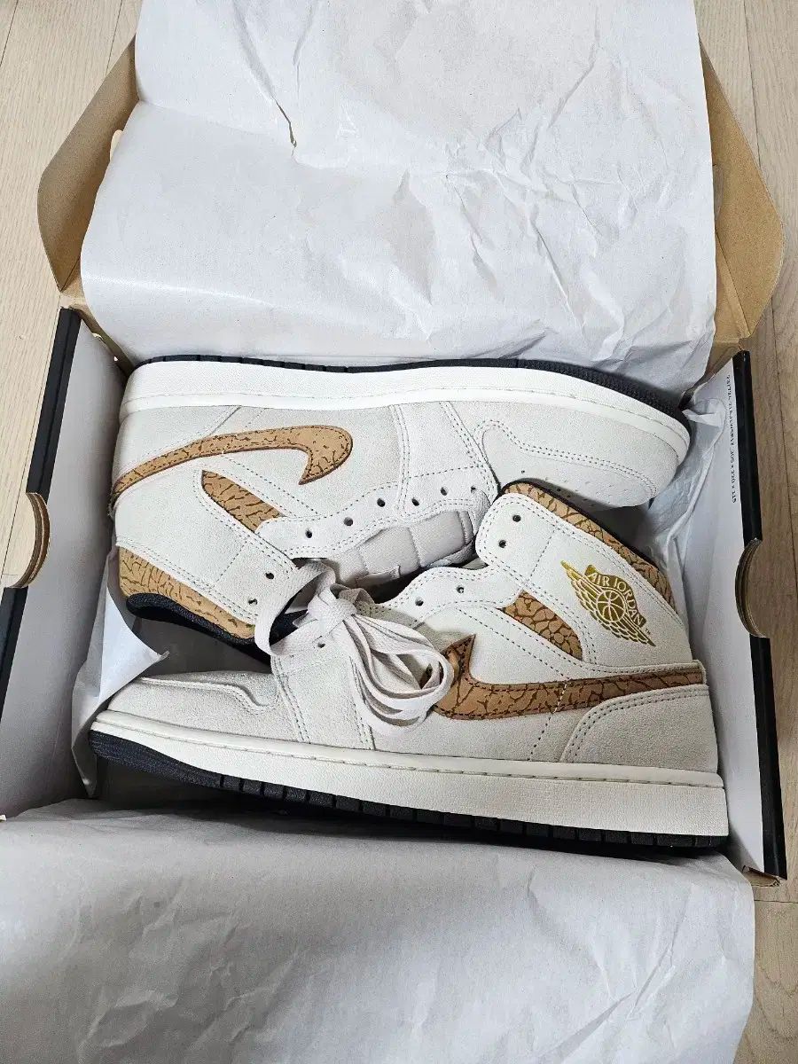 NIKE エアジョーダン 1 ミッド SE ブラウン メタリック GOLD 270