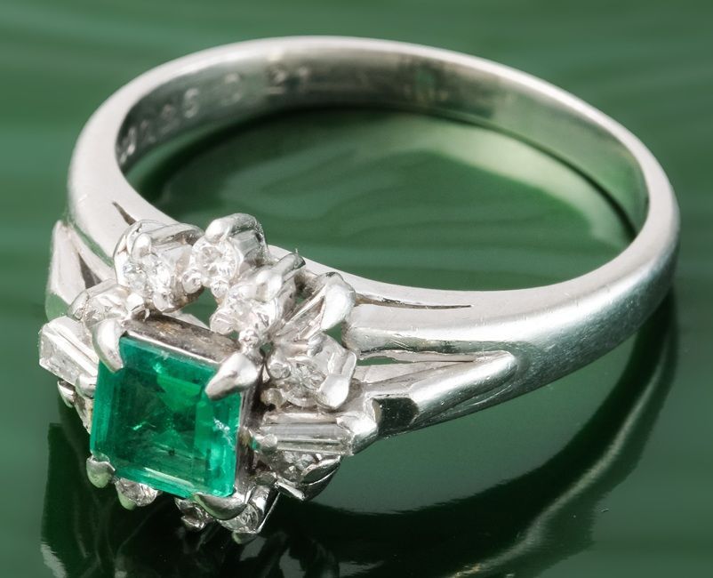 Pt900 エメラルド ダイヤモンド リング 品番e23-470