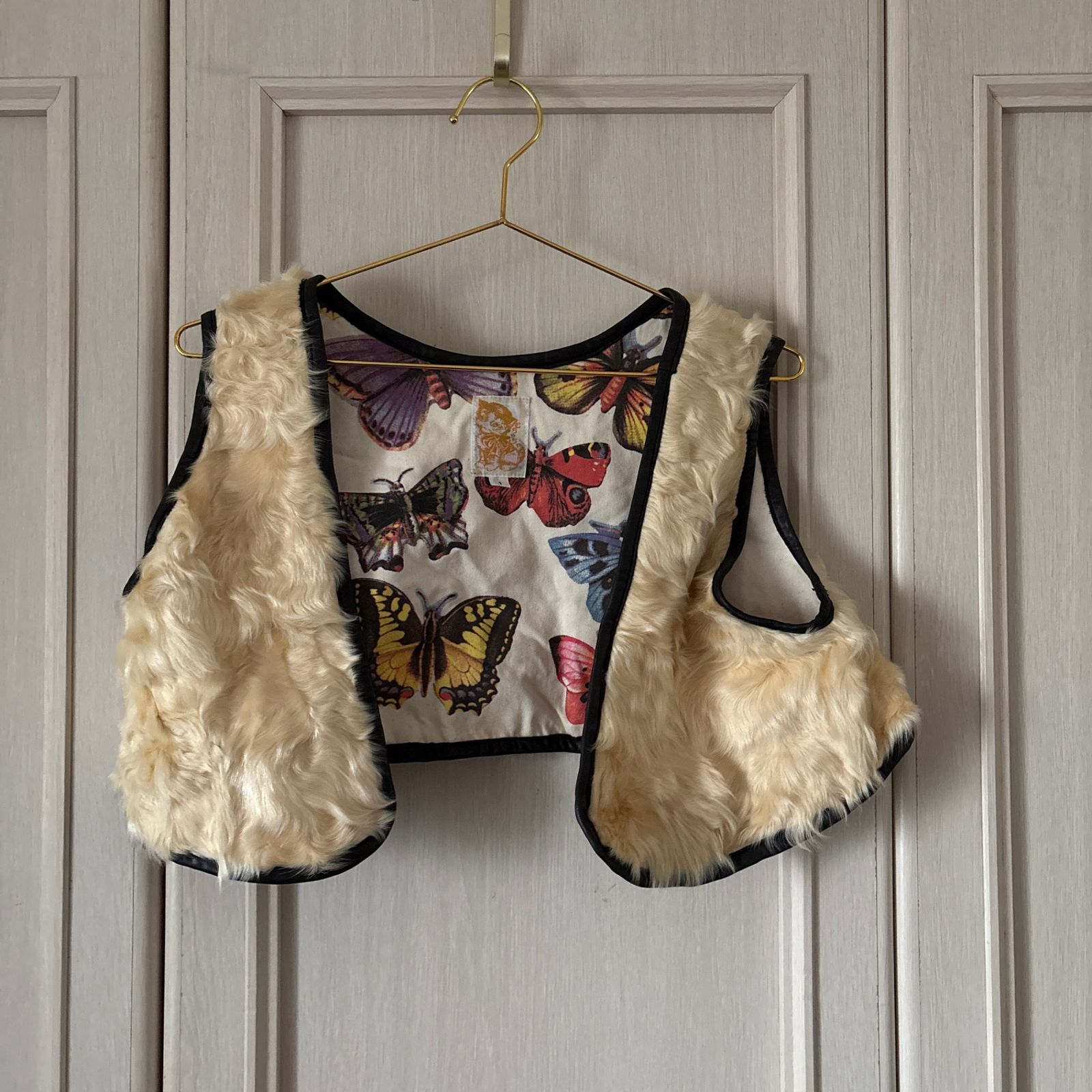 | あちゃちゅむ ACHACHUMU むちゃちゃ MUCHACHA 牛革 ジレ ベスト ファー fur 可愛い お呼ばれ デート オフィスカジュアル 食事会 大人可愛い Y2K 蝶々 バタフライ butterfly 総柄