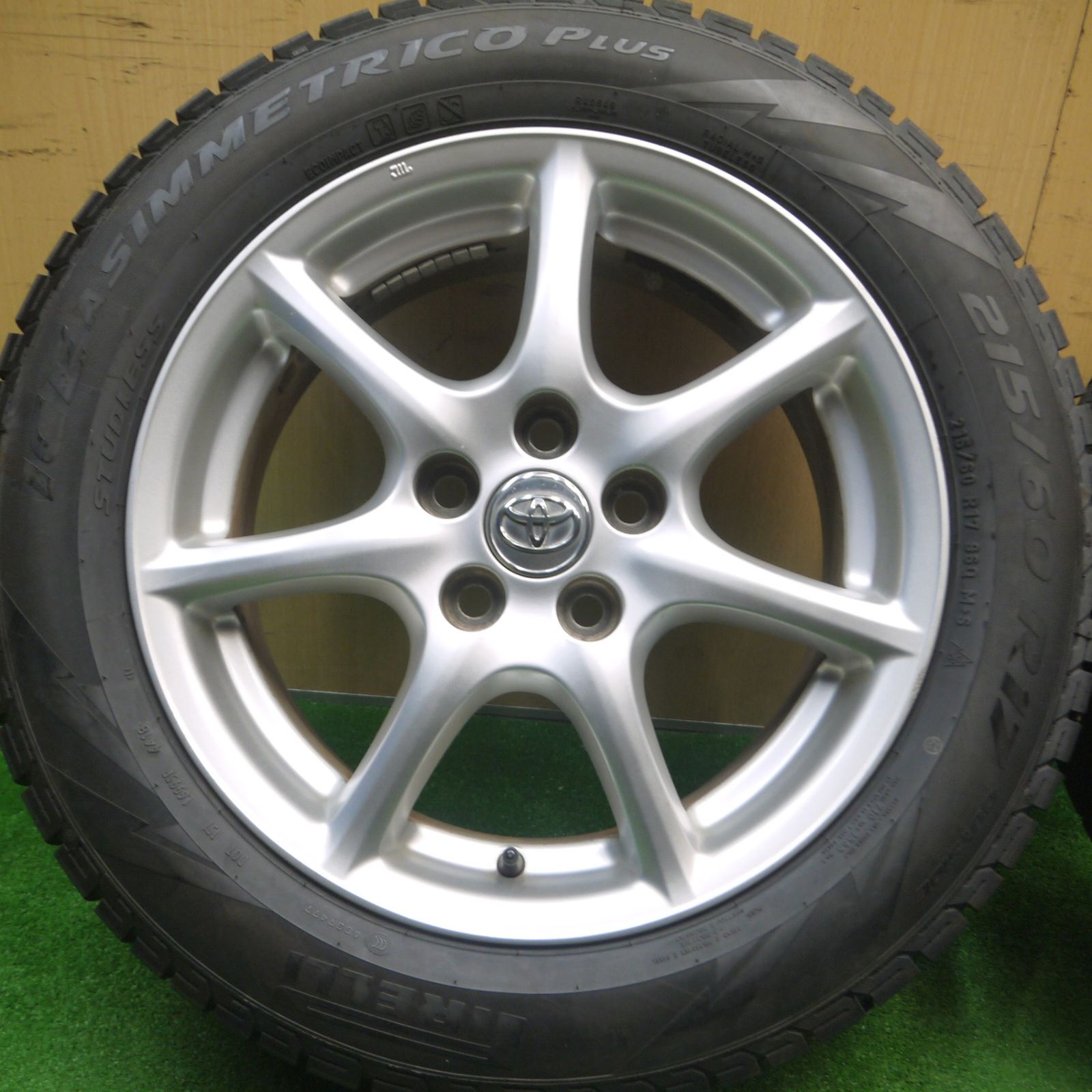 送料無料] バリ溝！8.5分☆トヨタ 50系 エスティマ 純正 215/60R17 