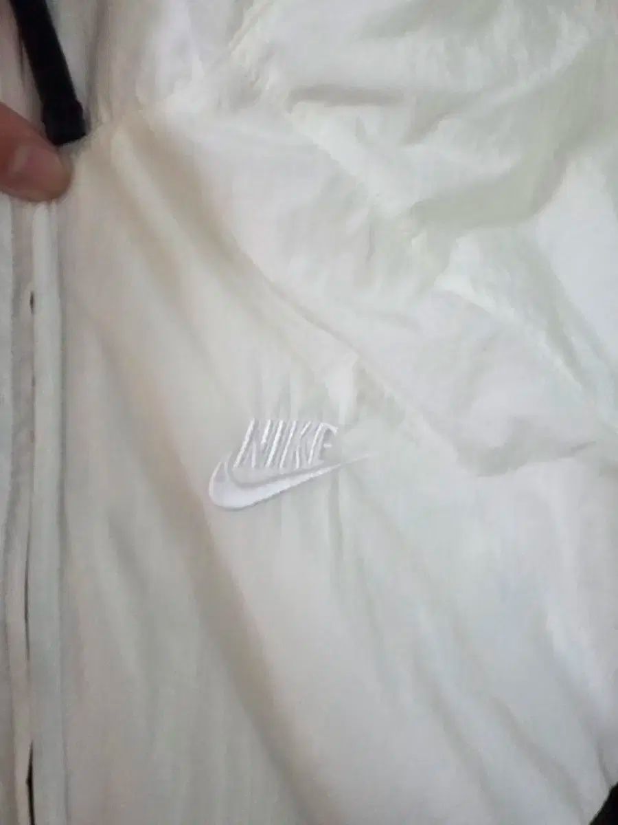 ナイキ BIG スウッシュ ウィンドブレーカー 白 アウトドア風 トレーナー スウェット 