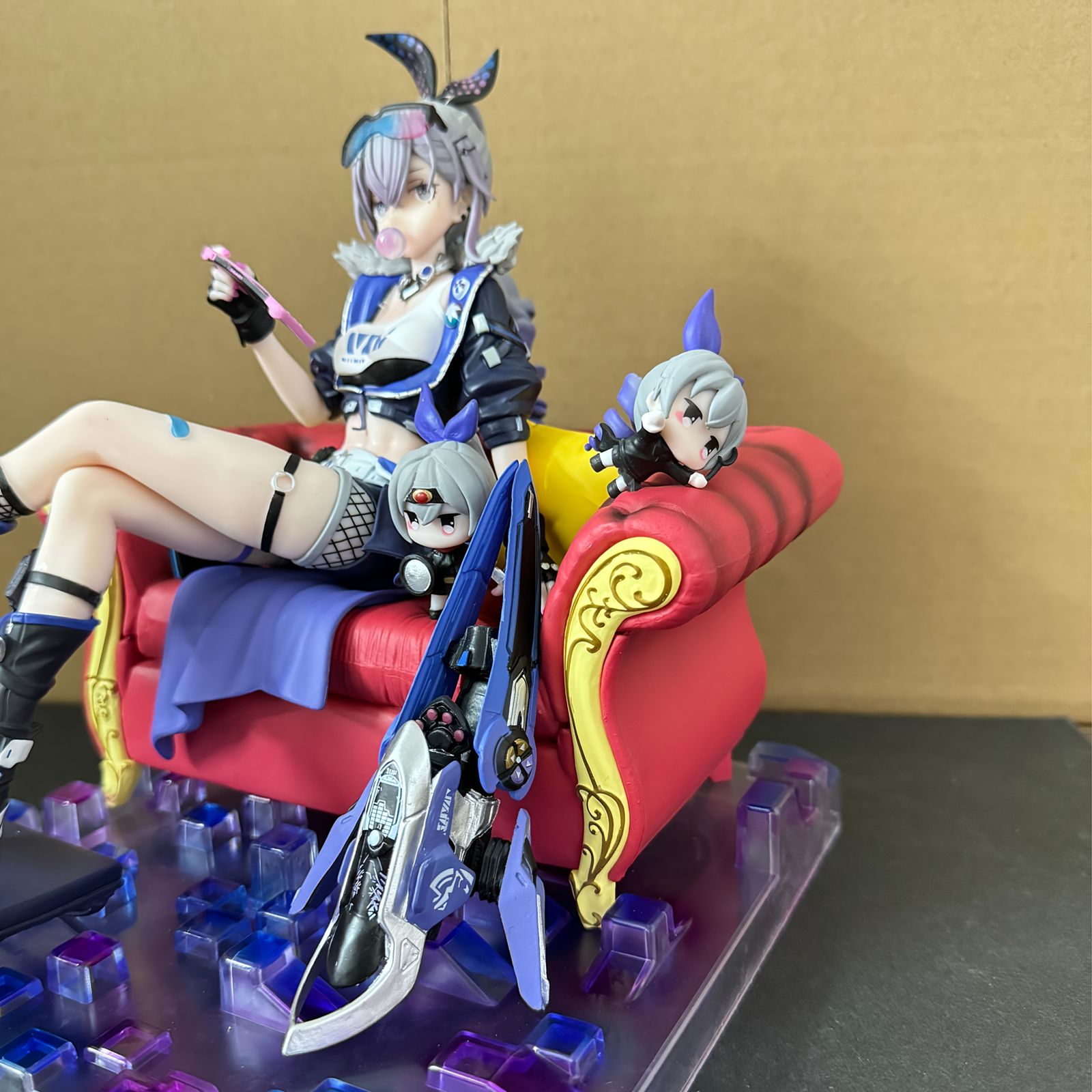 一意のポーズ 青と黒の衣装