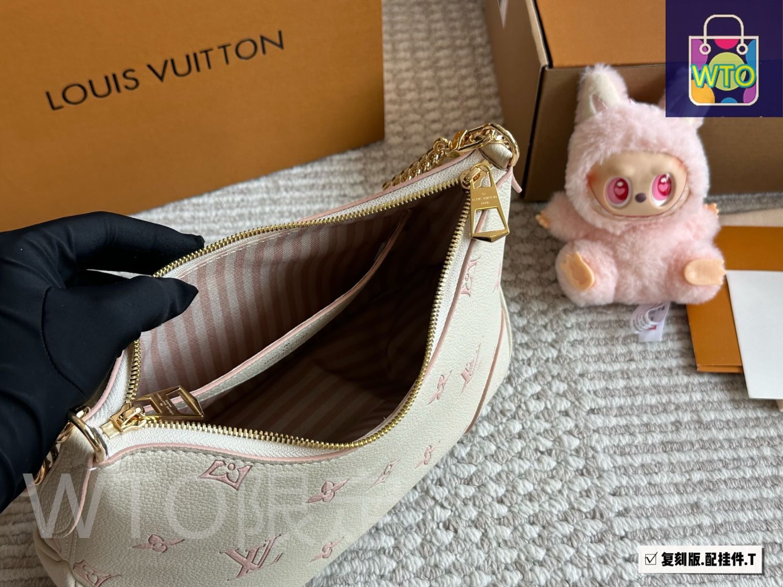ルイヴィトン★ ブルーが夏らしい色合い♪ コスメポーチ 可愛い 今日特価】Louis Vuitton ルイ・ヴィトン 白草莓クリームホーン