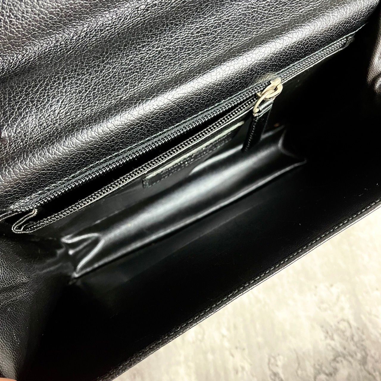 ✨良品✨ Salvatore Ferragamo サルヴァトーレフェラガモ クラッチバッグ セカンドバッグ ハンドバッグ シルバー金具 ロゴ型押し レザー レディース メンズ ブラック 黒色