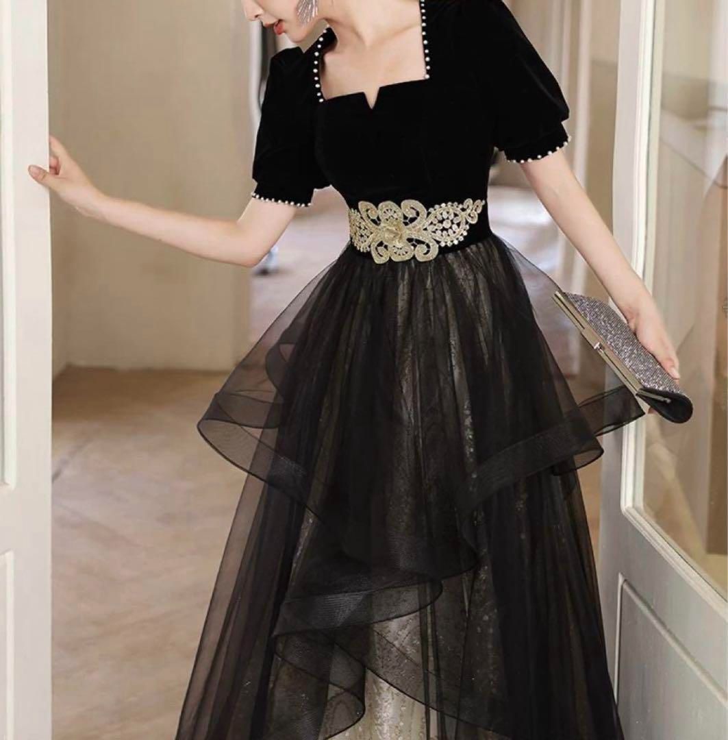 ゴールドのデザインにスカートのフリルがゴージャスなドレス ゴールドのデザインがゴージャスなフリルスカートのロングドレス