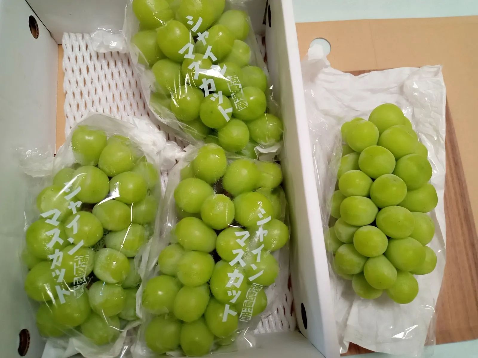ギフトにも】徳島県産 厳選シャインマスカット 2kg (3〜4房) 種