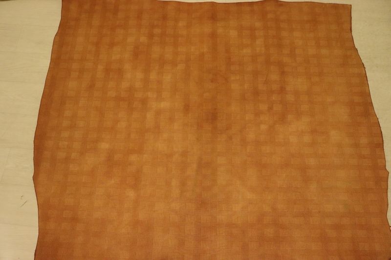 生成り 137ds ヌメ革 ショルダーレザー 牛革 イタリア レザー チェック型押し はぎれ 一枚革 レザークラフト 革 皮 本革 diy 生地 材料