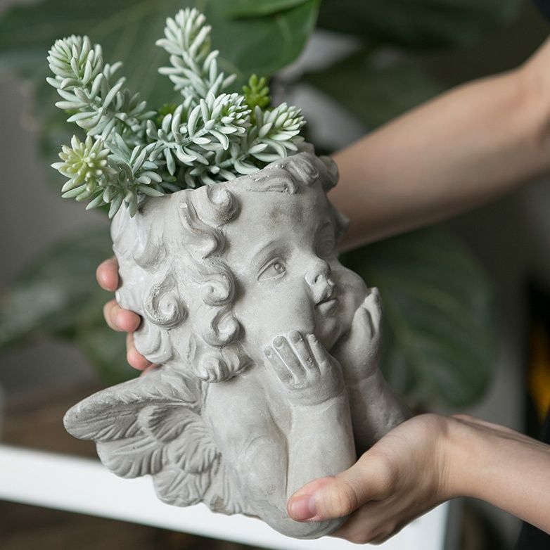 小さな天使の植木鉢