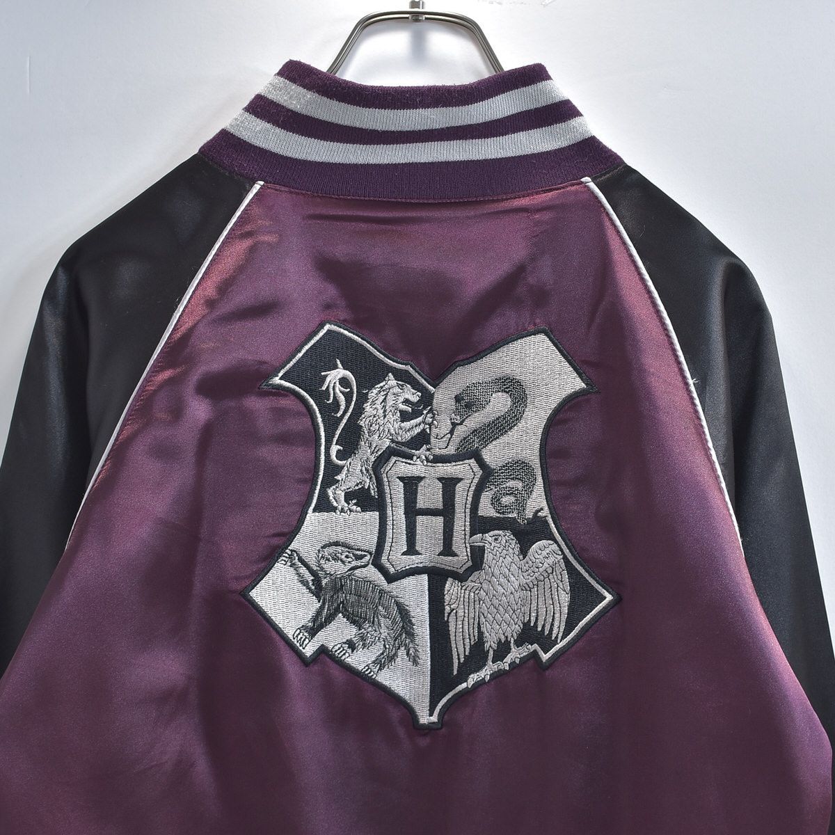 Harry Potterハリーポッター ホグワーツ紋章 刺繍デザイン スカジャン Harry Potter ハリーポッター ホグワーツ 紋章 刺繍デザイン