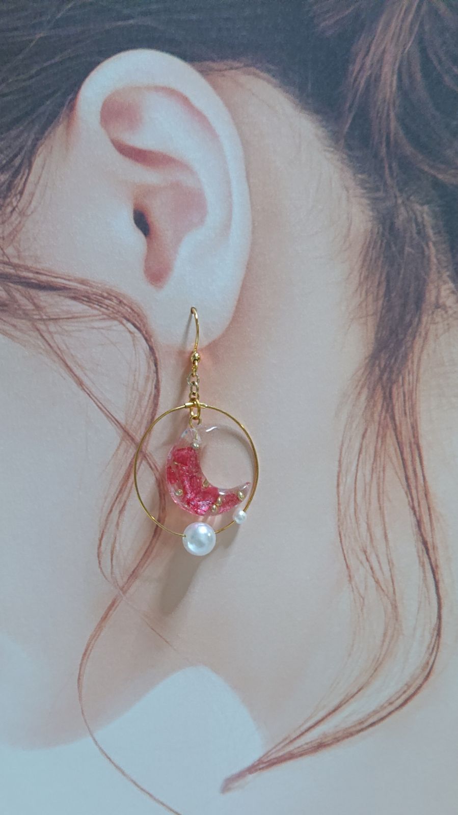 月とループの揺れるピアス ボタニカル風 推しカラー(赤)