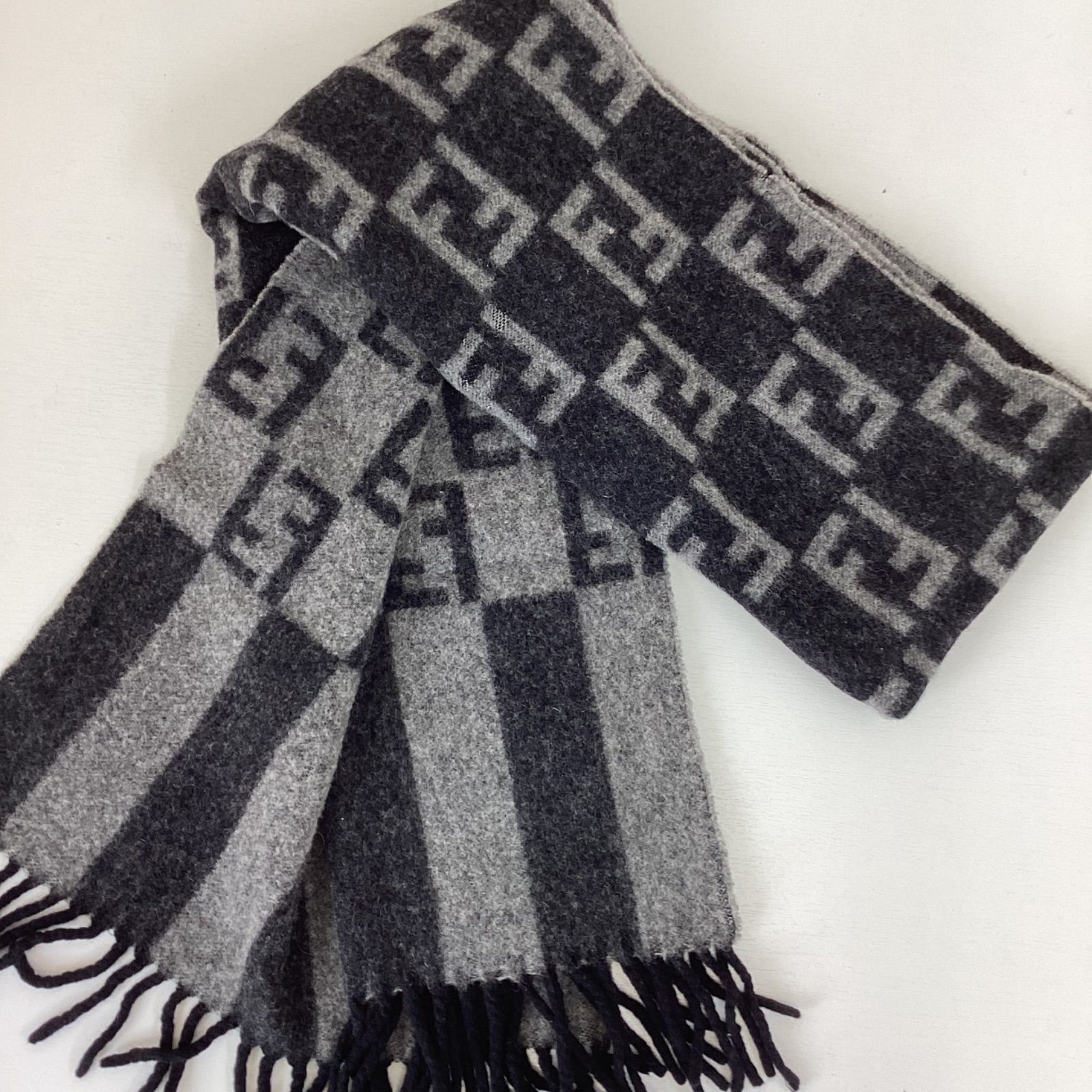 FENDI ウール100% チェック柄 マフラー 26cm x 200cm Fendi ウールチェック柄マフラー (FENDI(フェンディ) マフラー