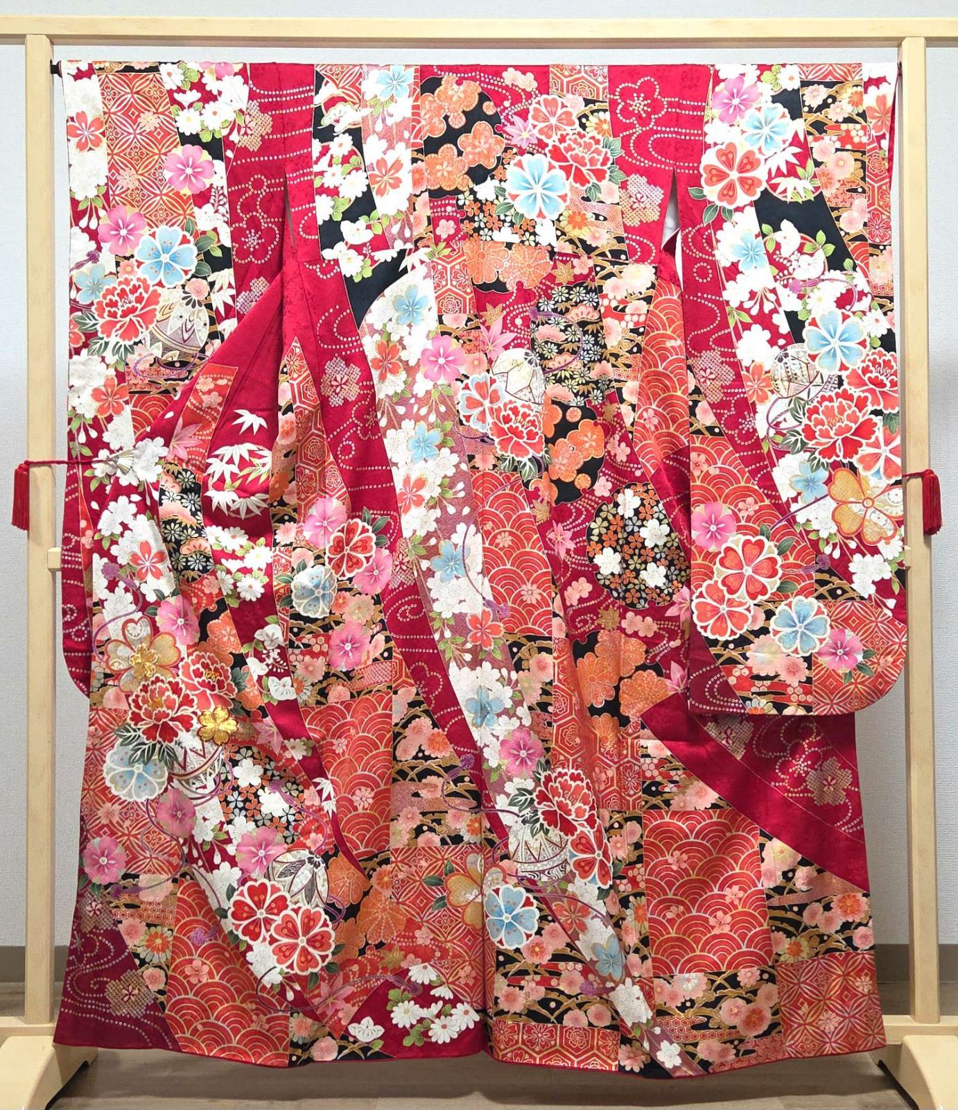 I◆着物くつろぎ 振袖 襦袢セット 豪華な花模様 金銀彩 金駒刺繍 丹後ちりめん 牡丹 桜 笹 青海波 七宝 袷 正絹 成人式 着物