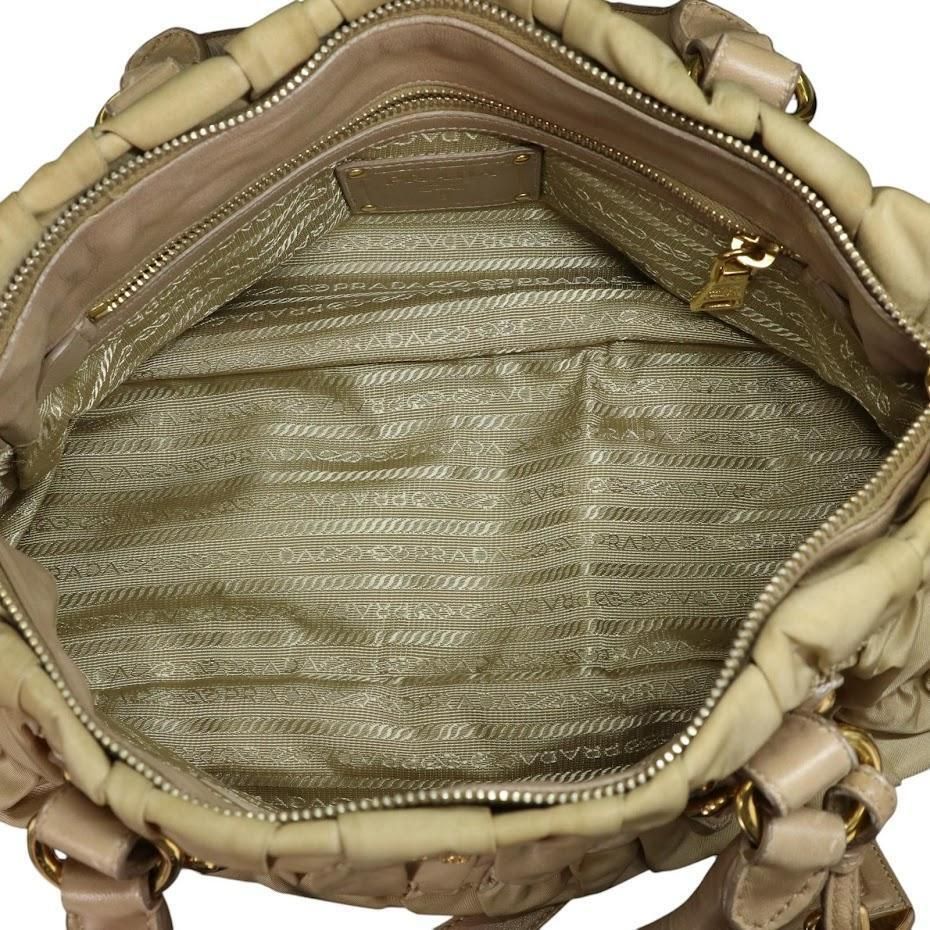 希少✨人気✨プラダ ハンドバッグ ギャザー メタルロゴ 2way ゴールド金具 良品✨プラダ ハンドバッグ 2way ギャザー メタルロゴ 黒