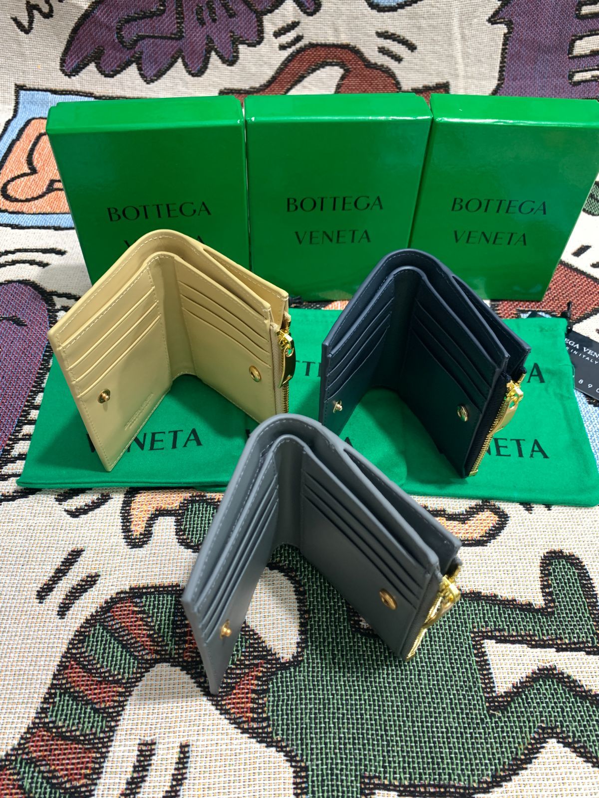 大人気!💕 実物【希少】BOTTEGA VENETA ボッテガヴェネタ　二つ折り財布 小銭入れ 早い者勝ち【箱付き】