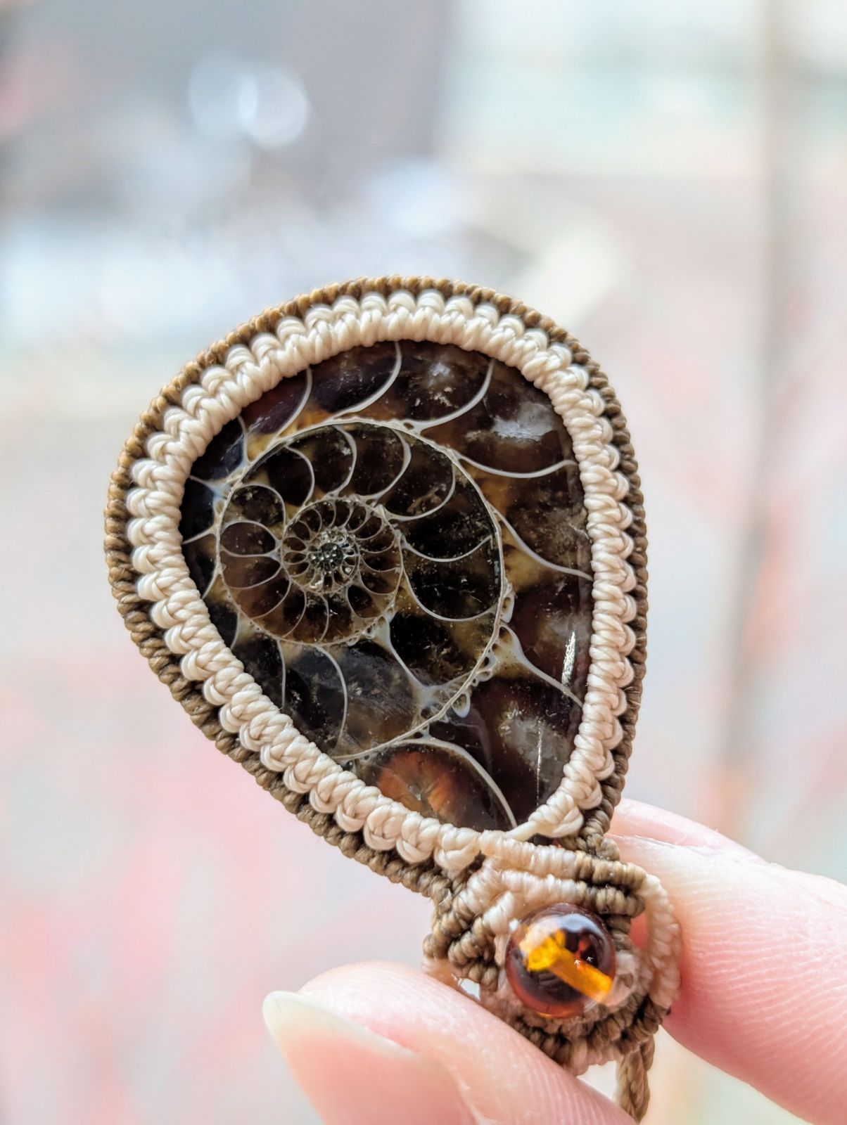 ☆アンモナイト(化石)・しずく型☆マクラメ編みネックレス 297