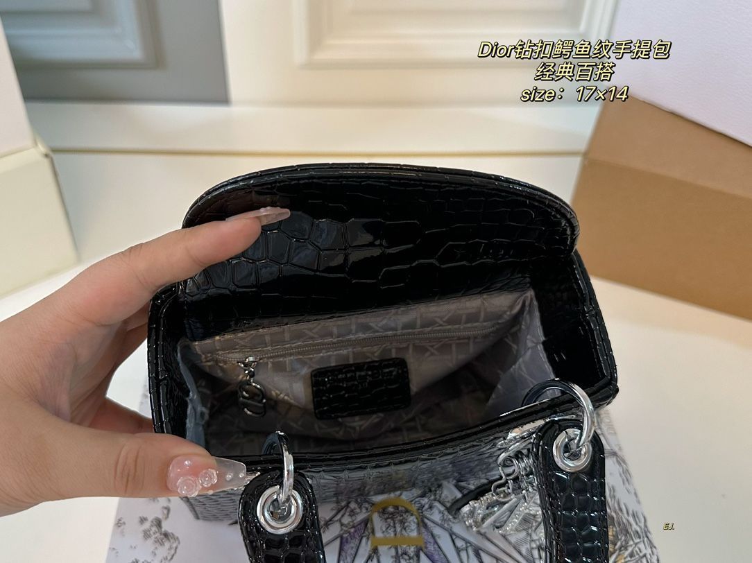 今日特価】DIOR Lady Dior 満ストーンボタンとアリゲーター柄の