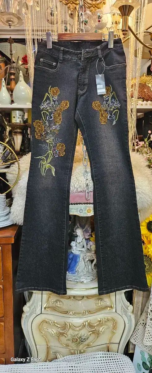 ヴィンテージ フラワー 刺繡 デニム 新品のパンツ