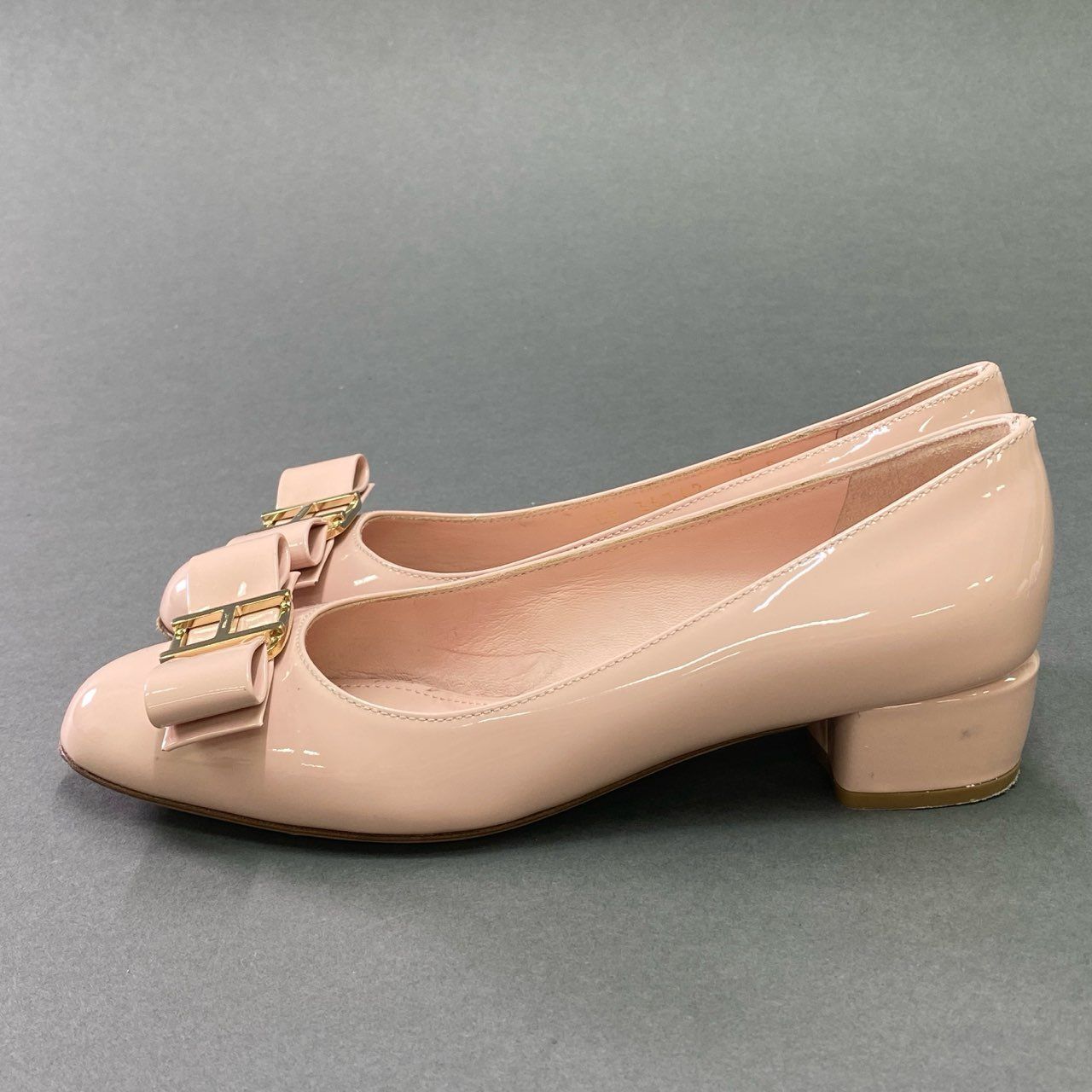 フェラガモ ピンクのエナメルサンダル