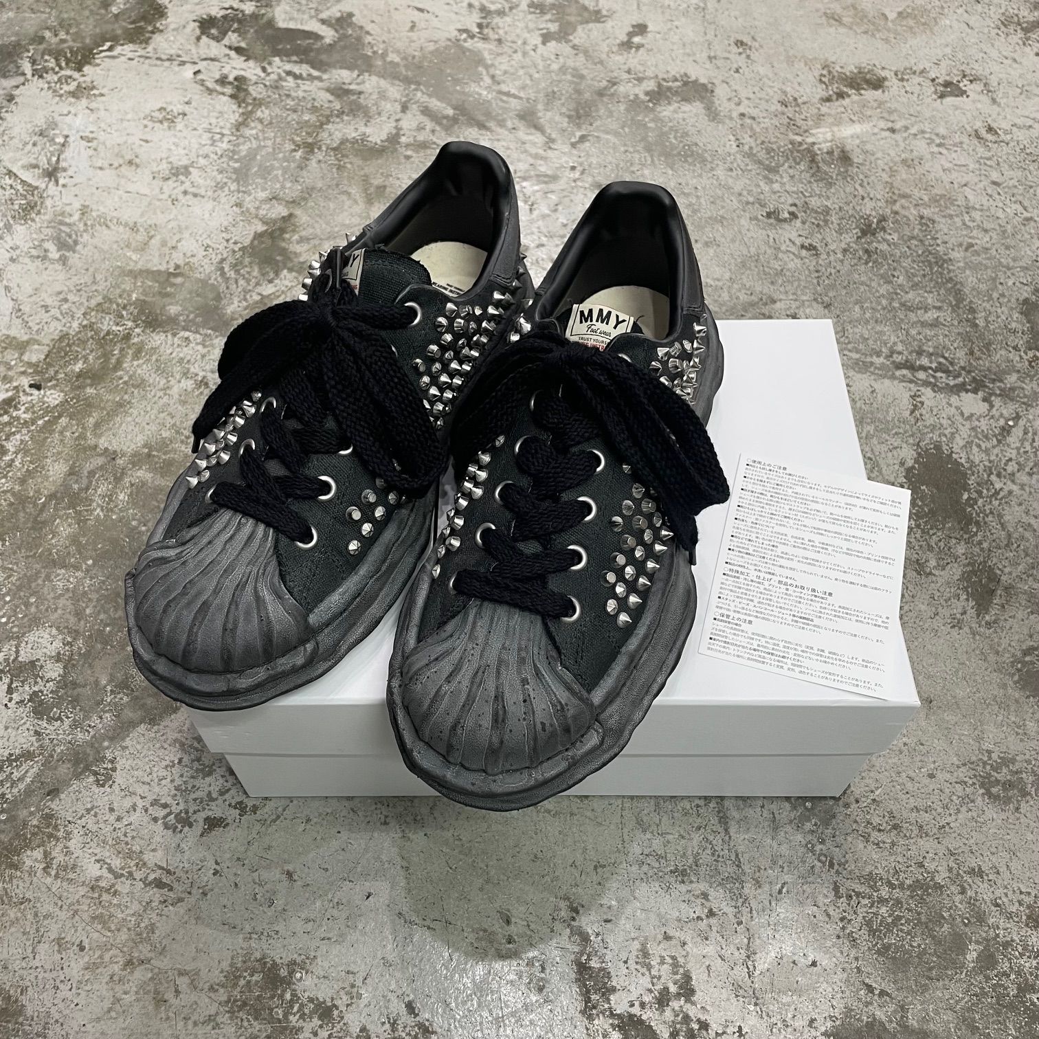 MMY スタッズ付き ブラックスニーカー
