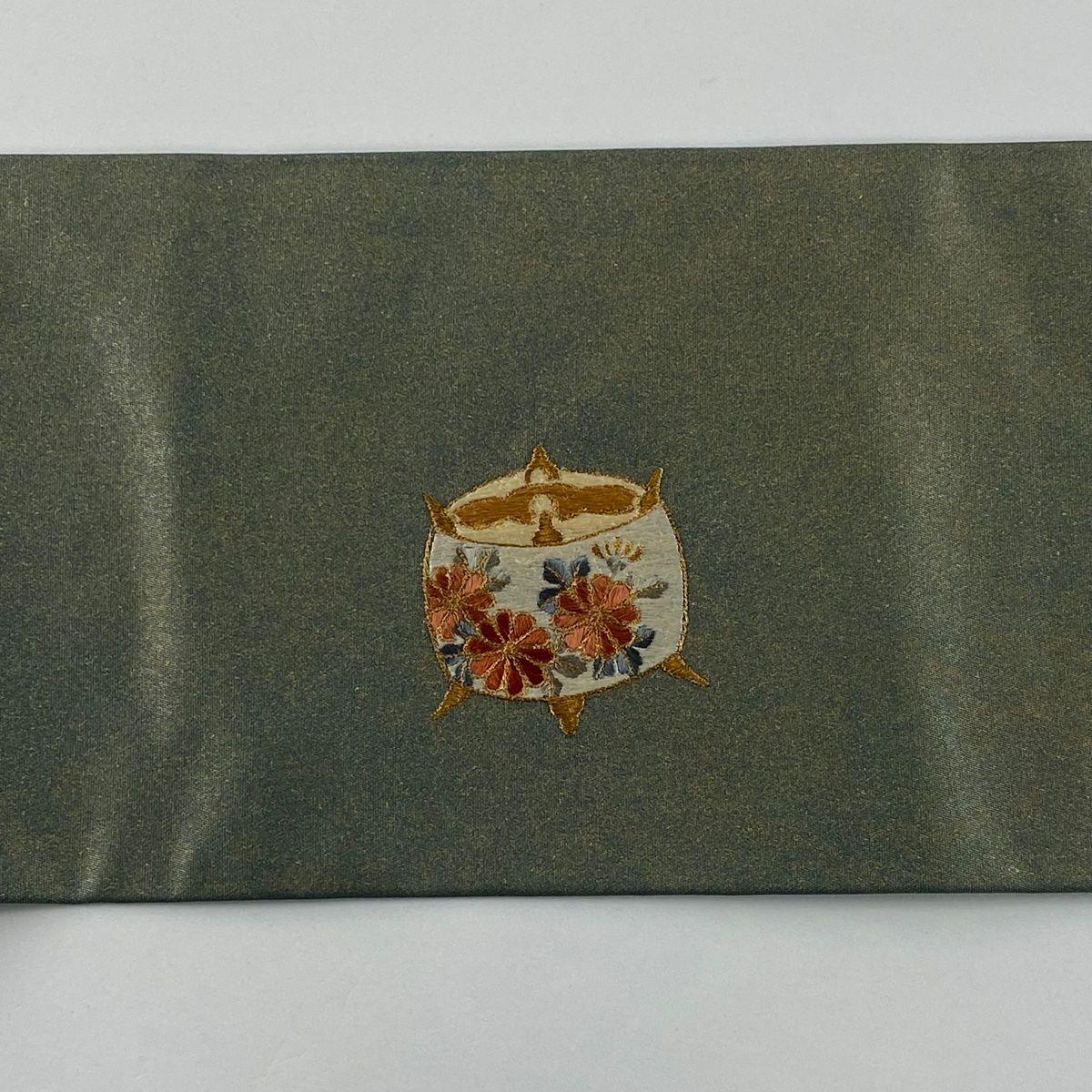 【中古】花柄刺繍の緑色帯 Hitosaji】 蔓草(TSURUKUSA) 刺しゅう ｜ローン（アンティーク
