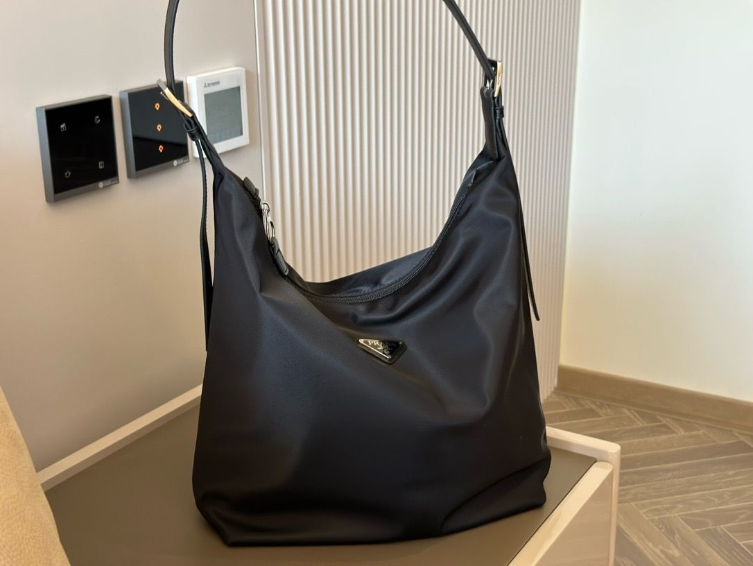 新品 クリスマスPRADA hobo バッグ