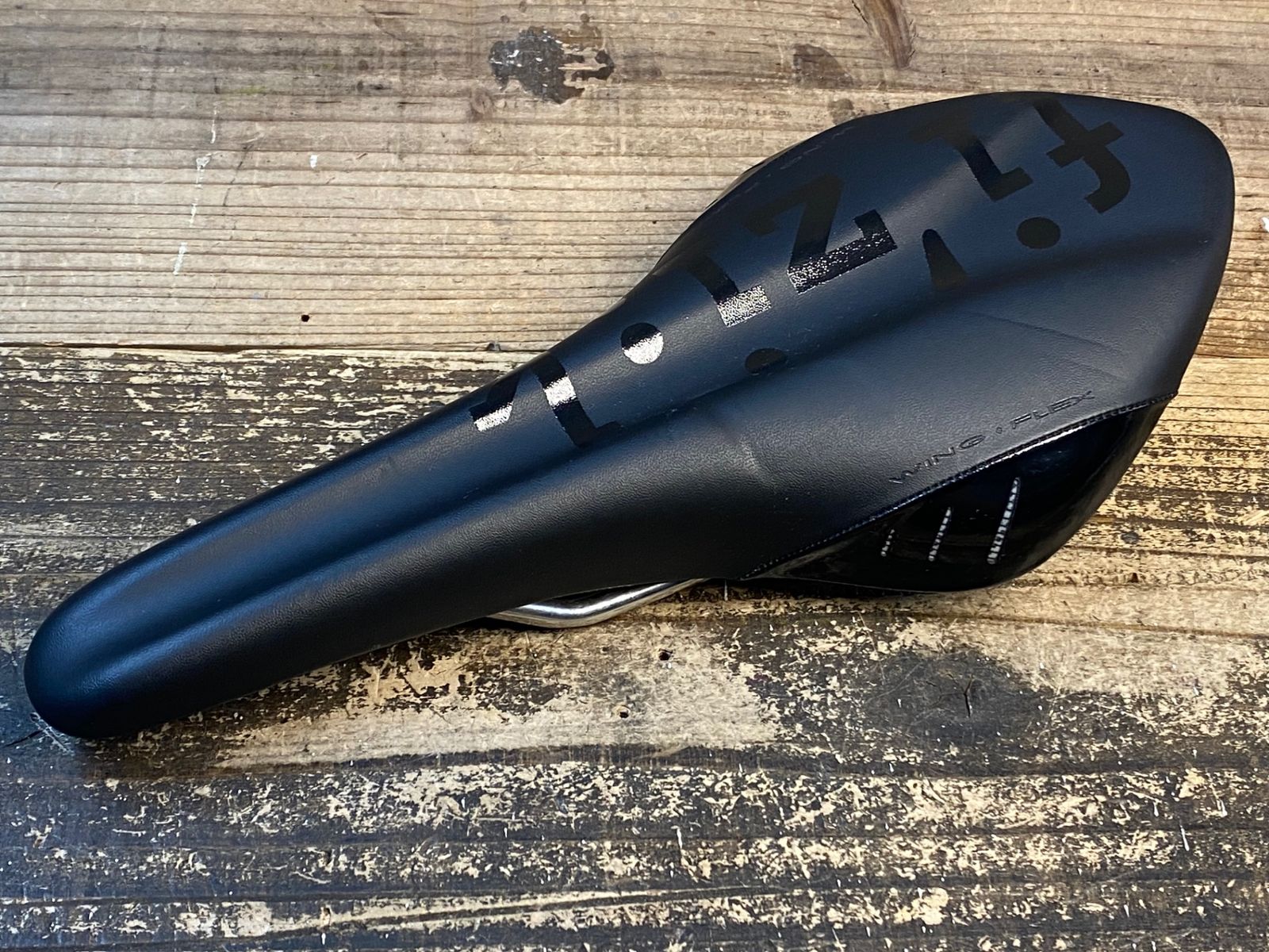 フィジーク VERSUS EVO ARIONE R1 カーボンレール fi'zi:k(フィジーク)VERSUS EVO ARIONE R1 カーボンレール