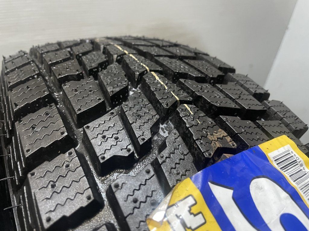 スタッドレス　タイヤ　ダンロップ　Tirado　中古　15インチ 215/80R15 ダンロップ GRANDTREK SJ6 スタッドレスタイヤ 15