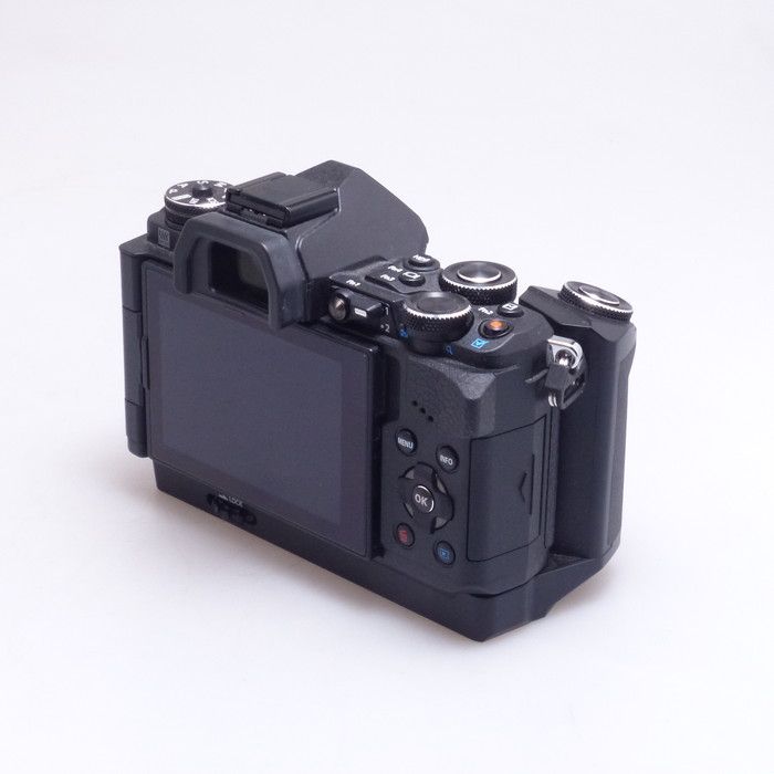 中古】(オリンパス) OLYMPUS OM-D E-M5 MarkII + HLD-8G - メルカリ 
