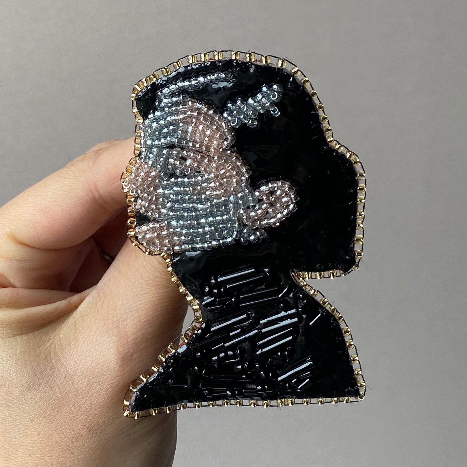オードリーヘップバーンのビーズ刺繍ブローチ - メルカリ