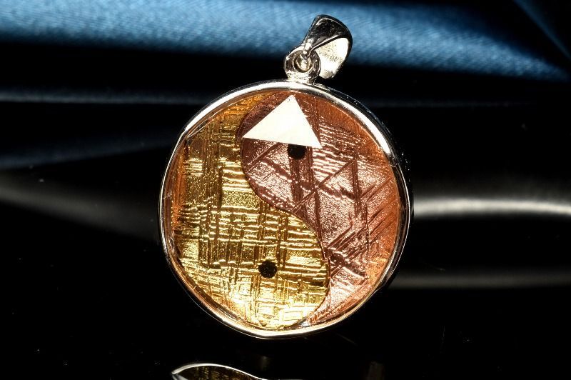 スウェーデン産シルバー925 ギベオン メテオライト隕石 18mm ゴールド ピンクゴールドコーティング 陰陽太 図 ペンダントトップ 1個売り パワーストーン 天然石 _PRG2358-3