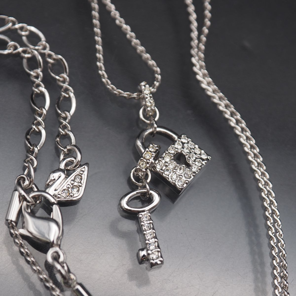 スワロフスキー　南京錠モチーフブレスレット　新品・未使用 SWAROVSKI - スワロフスキー ネックレス 鍵 南京錠 クリスタル
