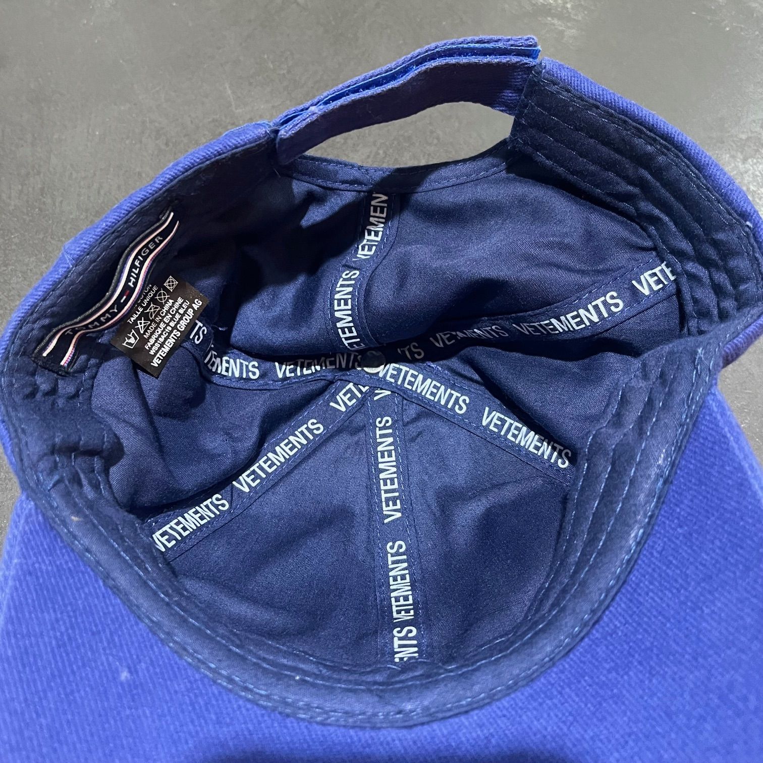 VETEMENTS × TOMMY HILFIGER ロゴ刺繍キャップ 帽子 ヴェトモン トミー