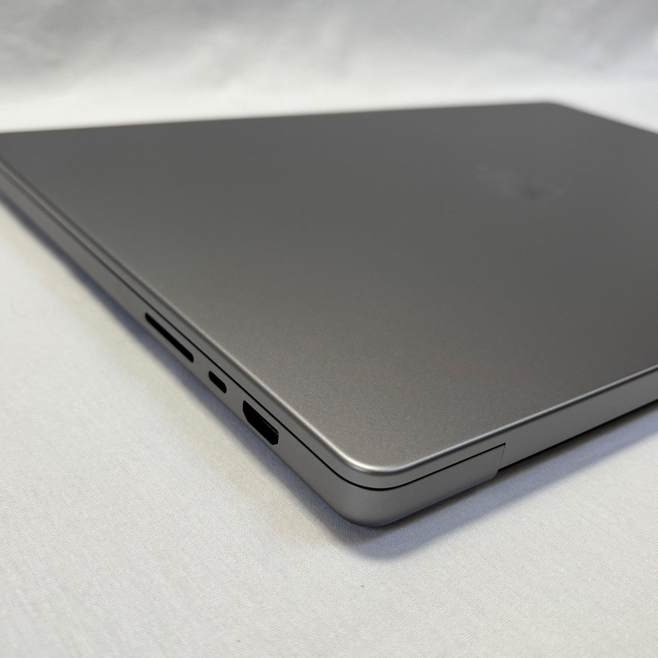 ほぼ未使用品】【充電放電回数：24回】MacBook Pro 16インチ/M1 Pro