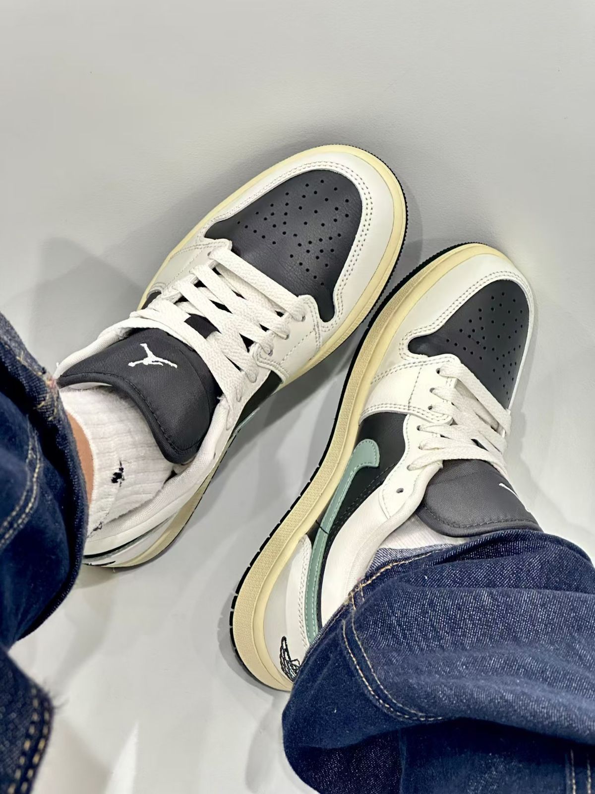 ナイキ エア ジョーダン 1 ロー NIKE W AIR JORDAN 1 LOW アンスラサイト/ジェイドスモーク DC0774-001