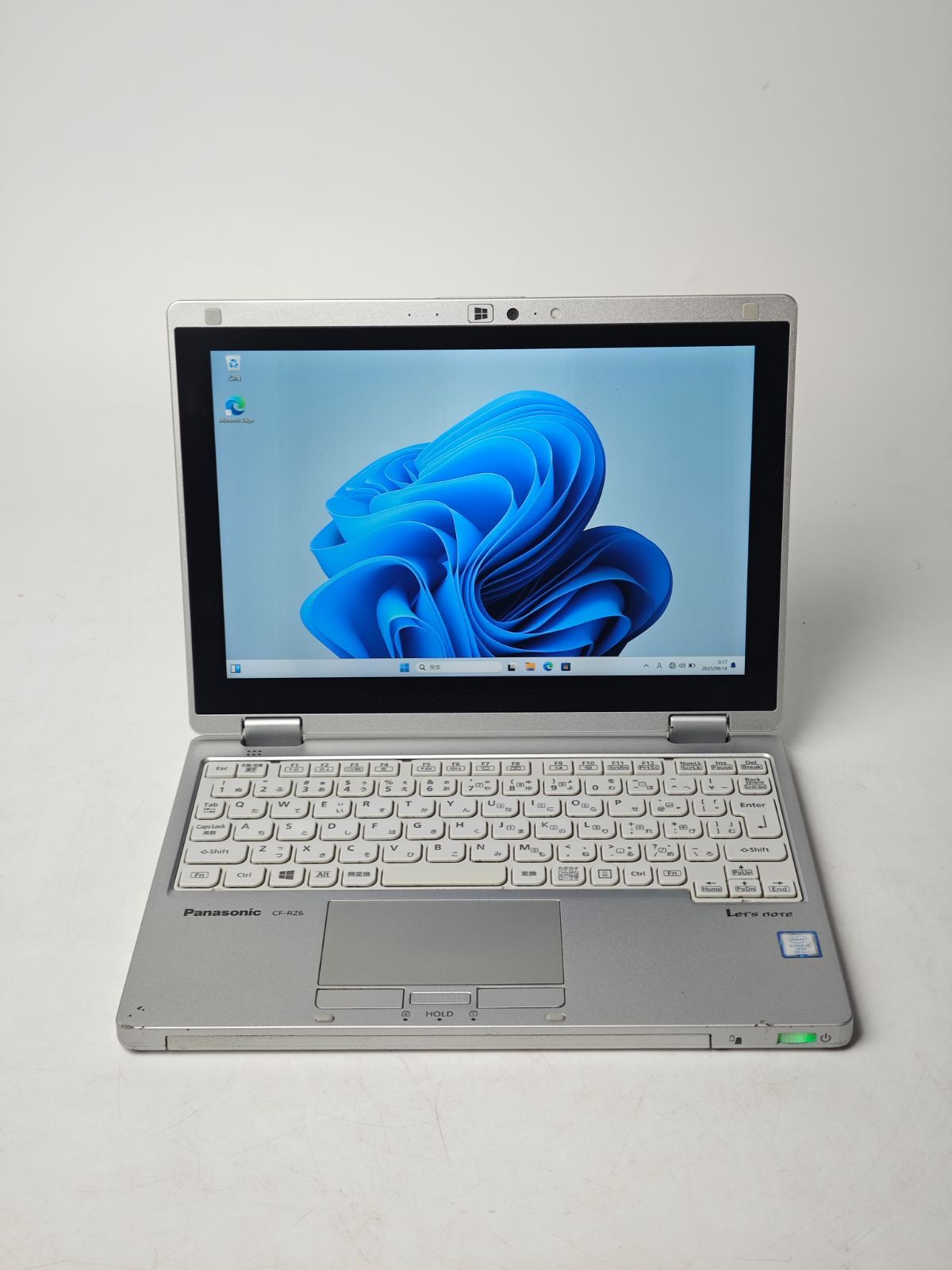 表が白、中はシルバーの富士通お洒落ノートPC☆windows11⓪ 2025年版