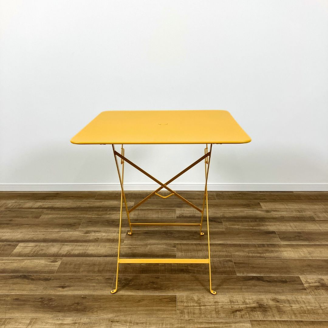 SQUARE TABLE