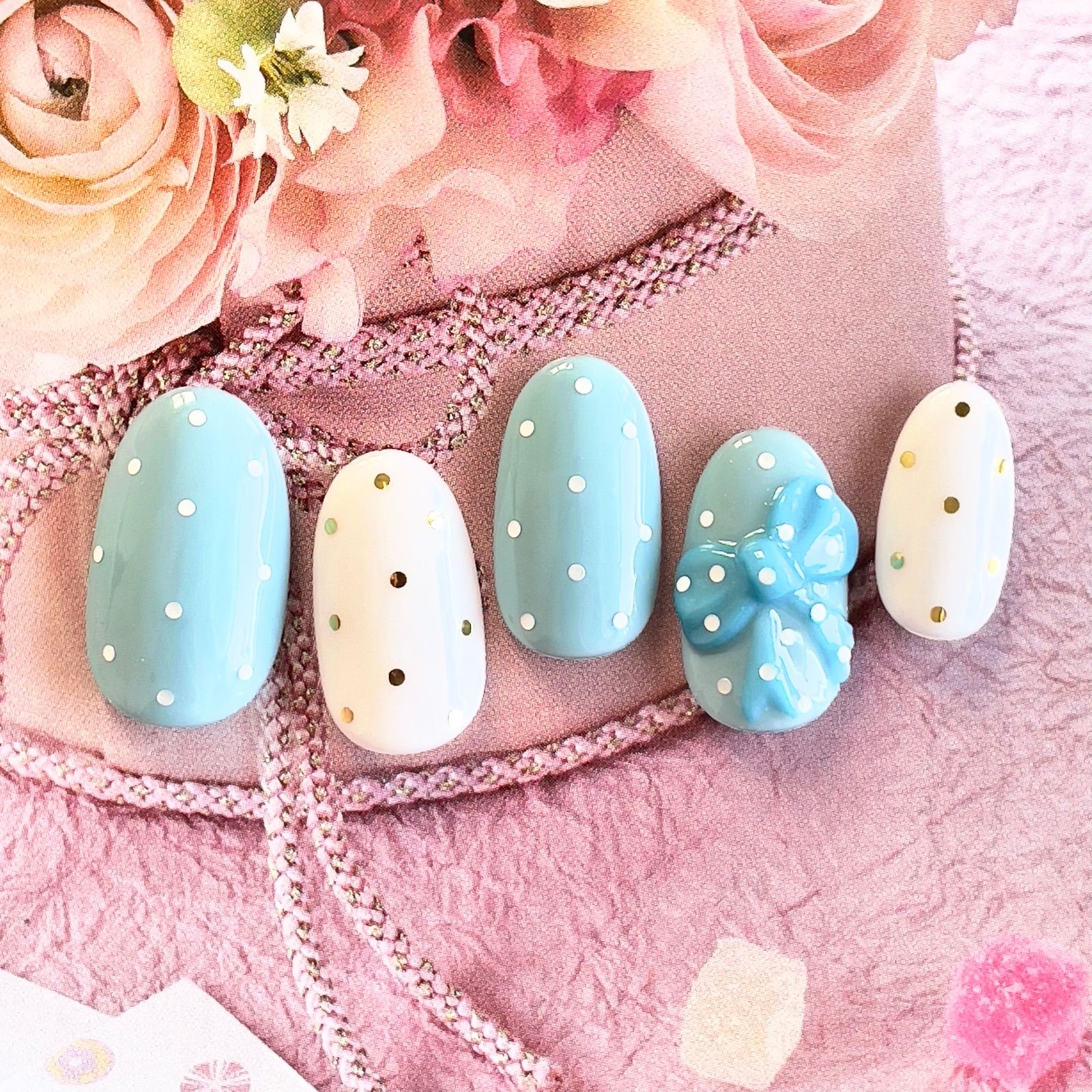 メルカリshops ペールトーンの水色 白 水玉ネイルチップ ドット 白 青 ゴールド 3d 結婚式