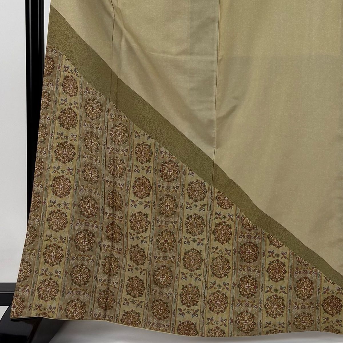 付下げ 身丈166cm 裄丈66cm M 袷 大島紬地 藤絹織物 漢方そめ 証紙 華文 縞 ベージュ 正絹 美品 名品 【】