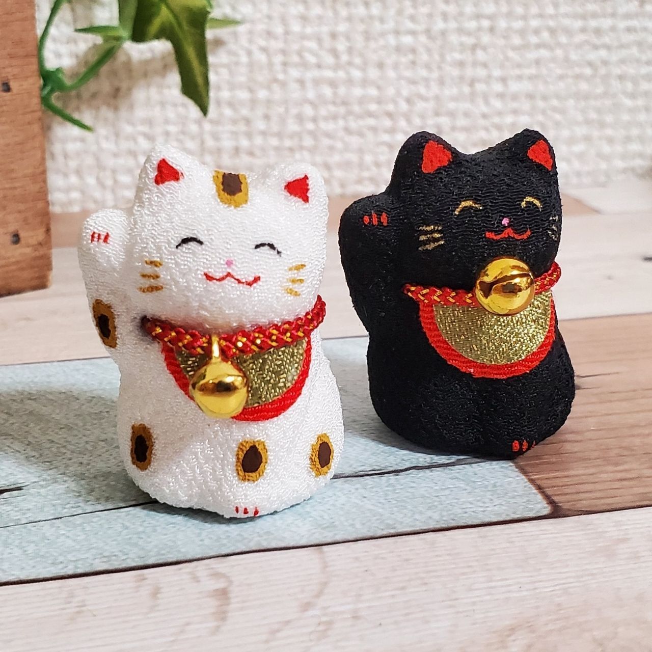ちりめんのカワイイ開運招き猫(ミニ)白ねこ・黒ねこセット