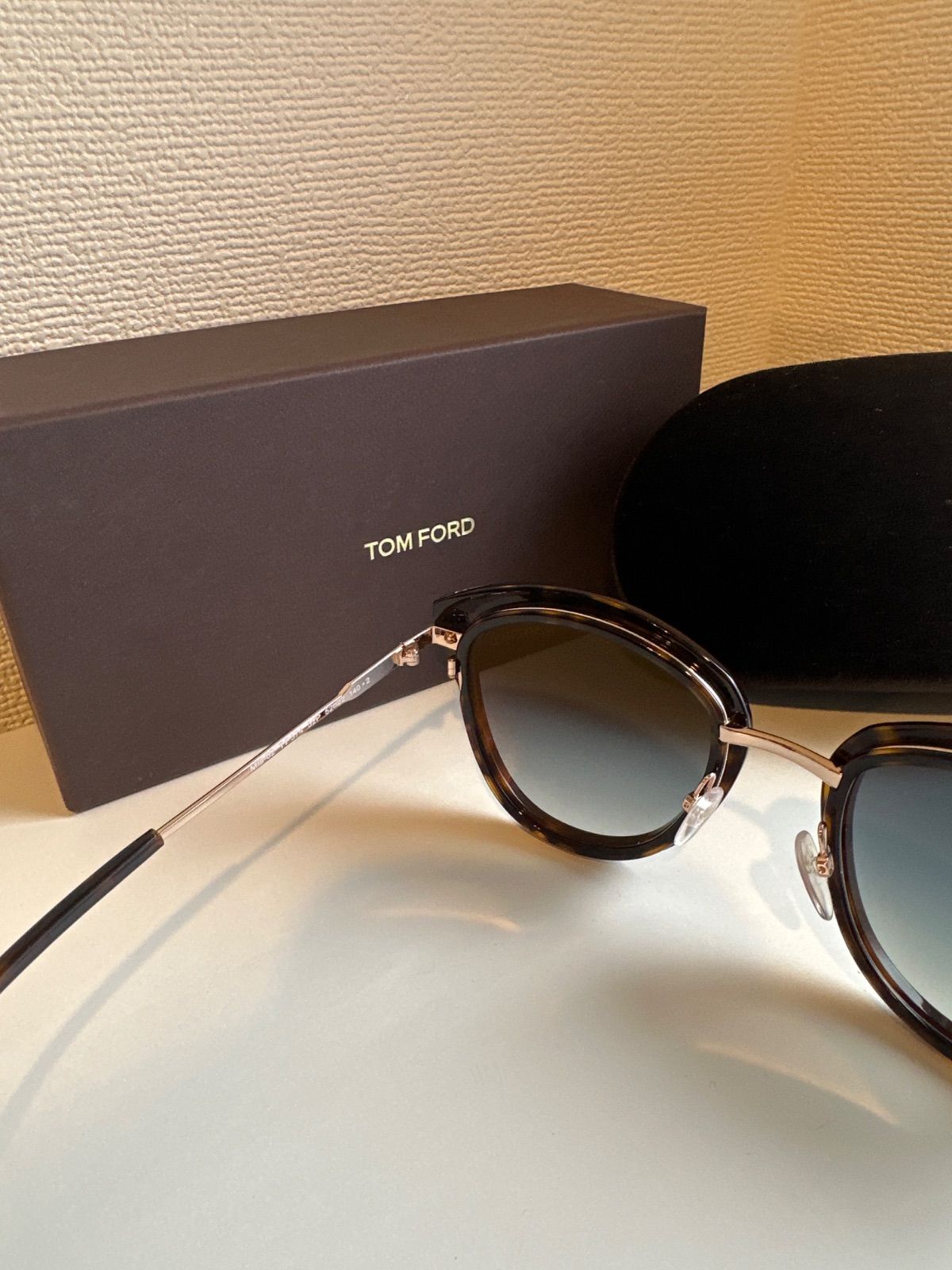 新品未使用】 TOM FORD 232FT00B80002 KIT ASTUCCIO RIGIDO B8 DONNA
