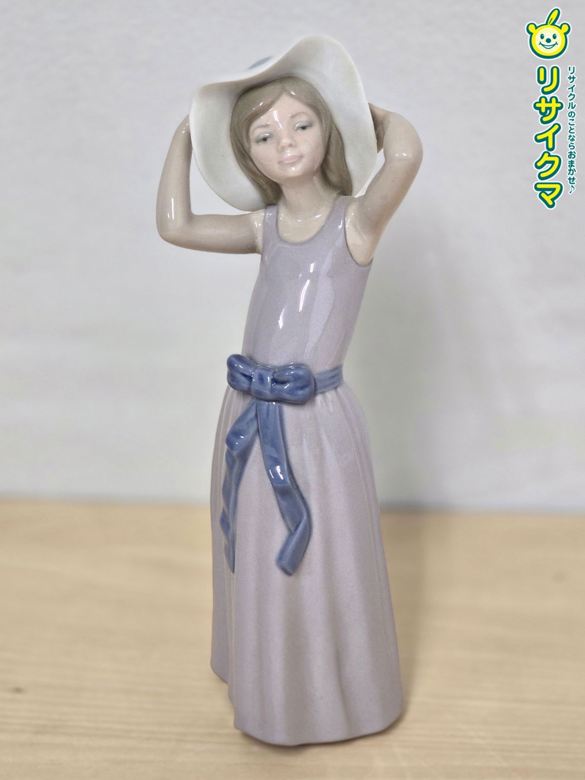 M▽リヤドロ LLADRO 陶器 人形 置物 帽子 少女 TRYING ON A STRAW HAT 05011 38320