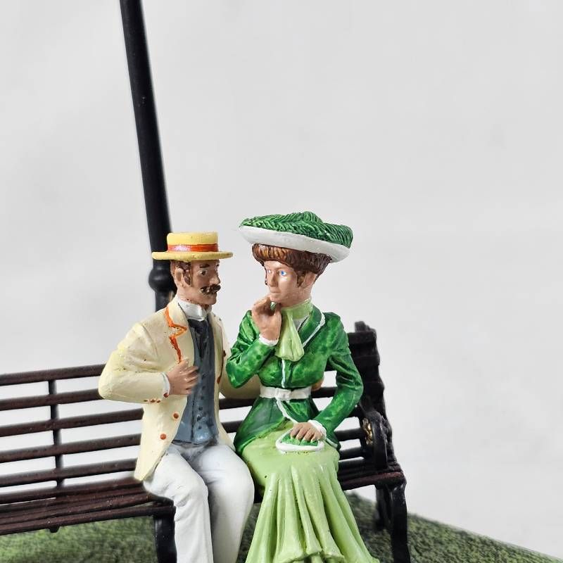 証明書付 1988年製 英国ヴィンテージ ファインアートミニチュア 公園のカップル