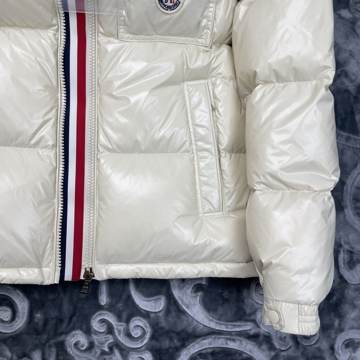 美品MONCLER アイボリー ダウンジャケット MONCLER モンクレール ダウンジャケット モンクラ フードロゴ