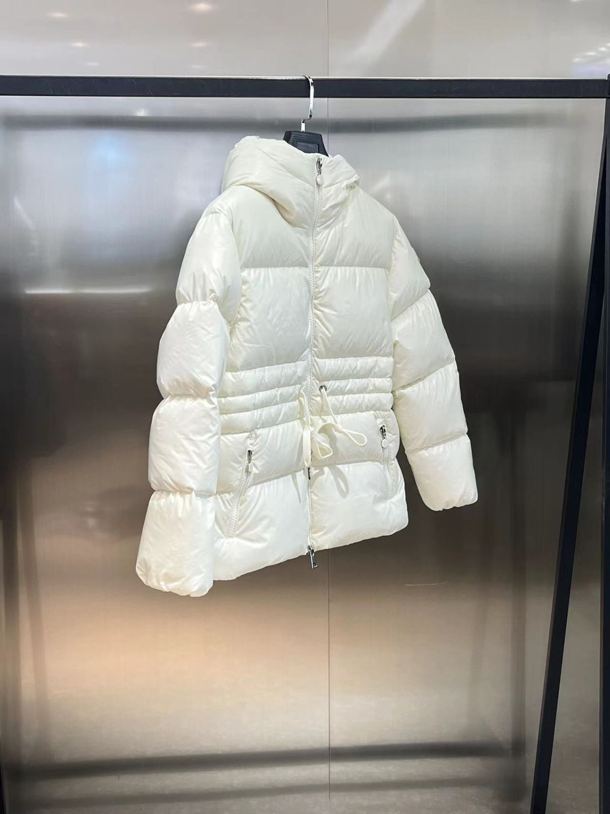 MONCLERモンクレール 白い女性用短いダウンジャケット｜本日限定