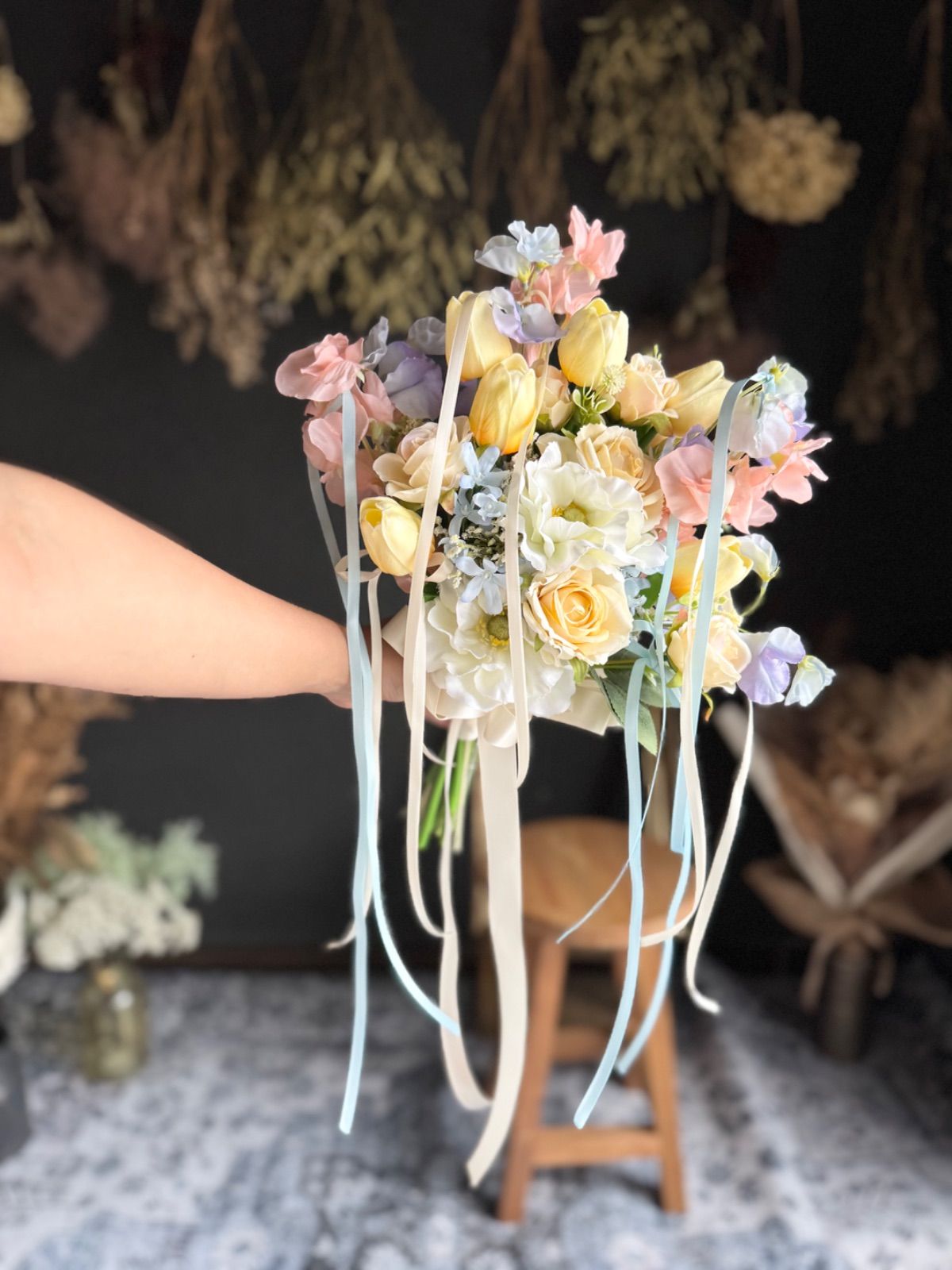 白アネモネ×サーモンピンク×水色クラッチブーケ ブートニア