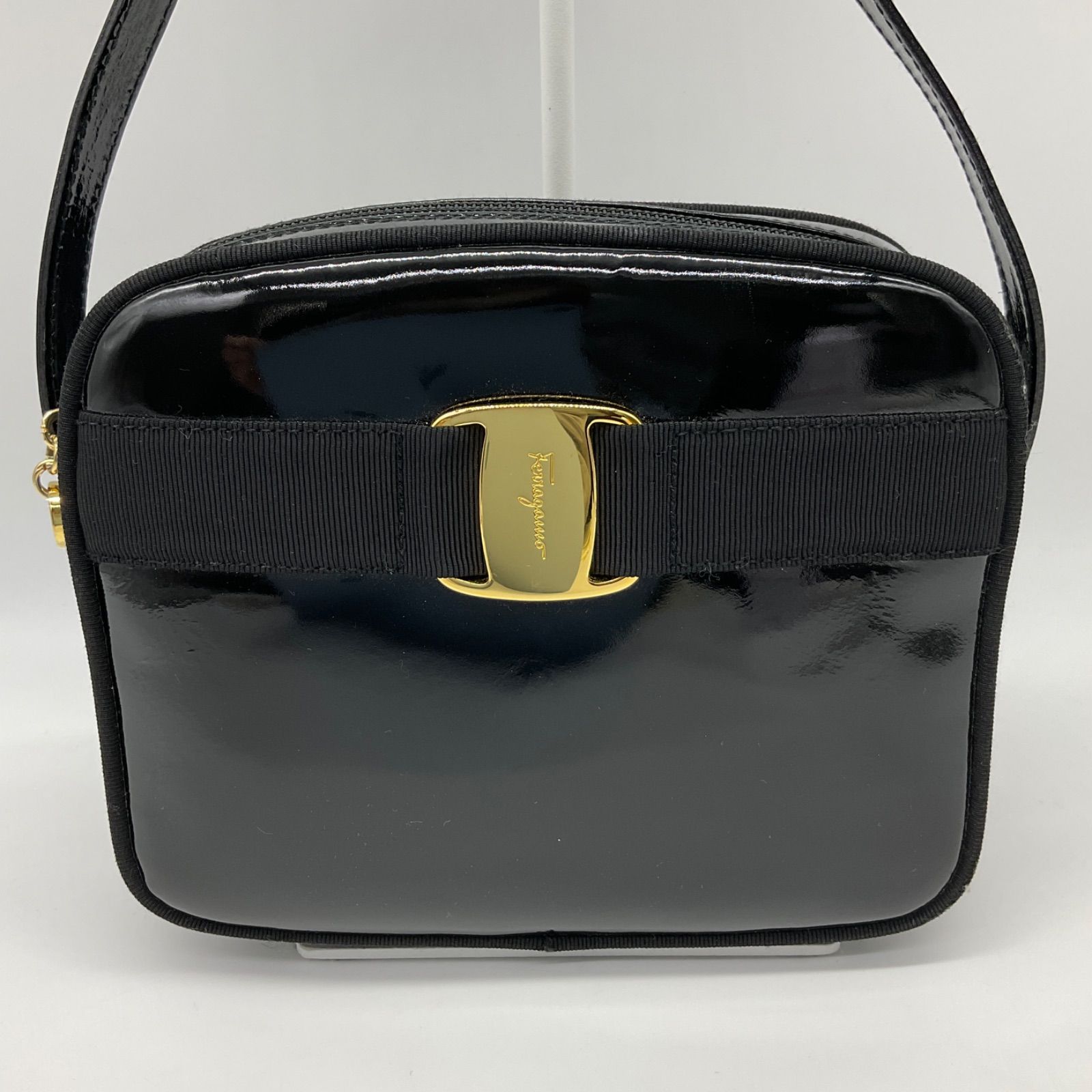 Salvatore Ferragamo サルヴァトーレフェラガモ ヴァラリボン