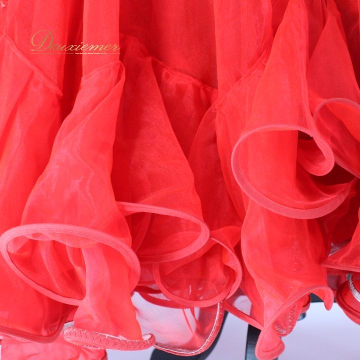 社交ダンス 衣装 ドレス ワンピース ドレス 赤 フリル デモ 競技用 ダンス シルバー レッド系 dance fashion 赤色 エレガント フェミニン パーティー用 ドレス キラキラ装飾 輝き ダンス競技 衣装デザイン 華やか 上品