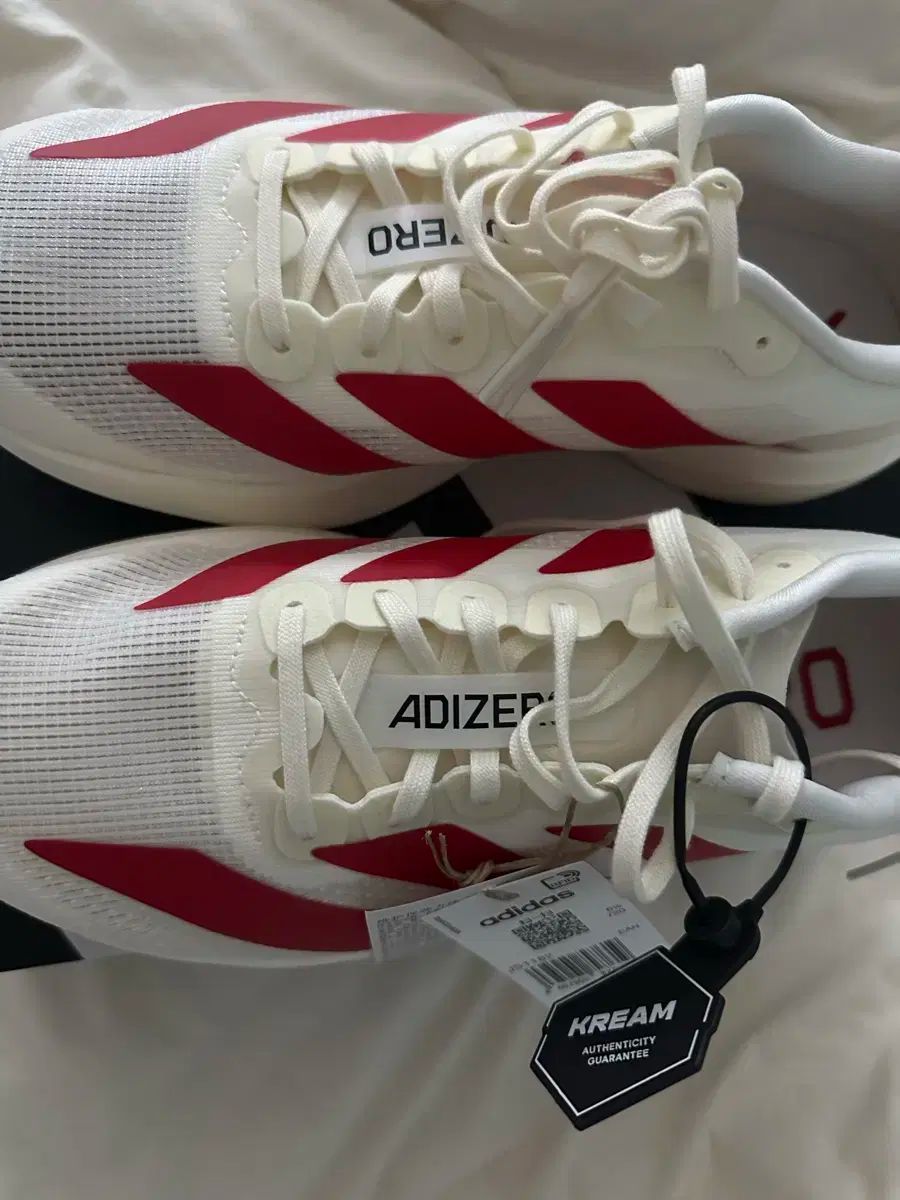 お見逃しなく！ adidas アディダス アディゼロ ホワイト|レッド スニーカー 絶対にあなたの一番選択！