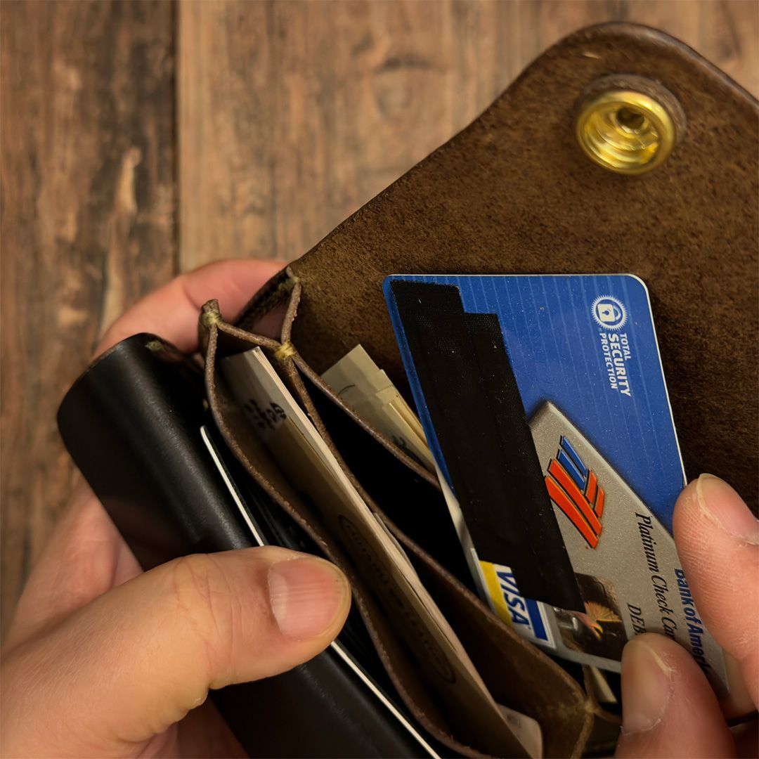 クロムエクセル 茶芯ブラックのショートトラッカーウォレット｜革の質感を楽しむ